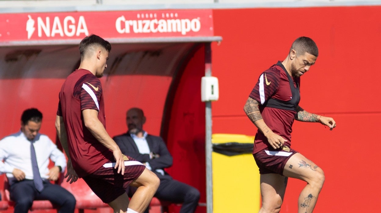 Papu Gómez (d) podrá estar ante el Levante