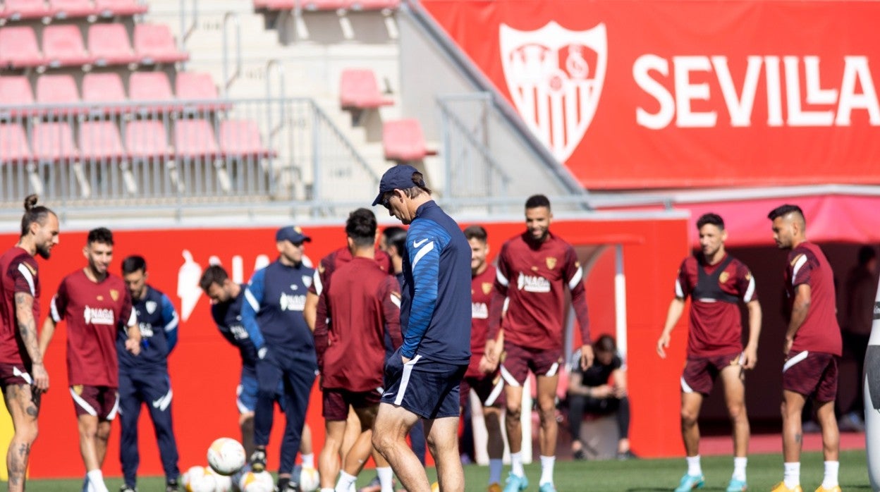 Julen Lopetegui pensativo durante un entrenamiento de esta semana del Sevilla FC