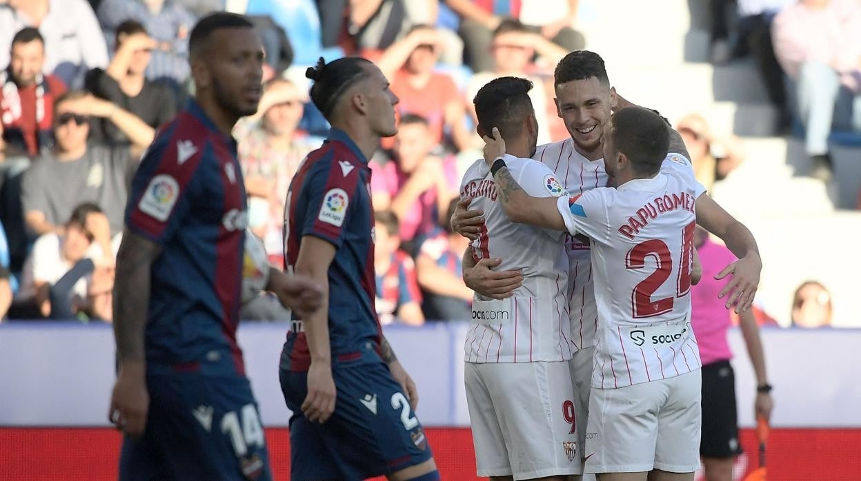 Los jugadores del Sevilla celebran el primer gol de Tecatito