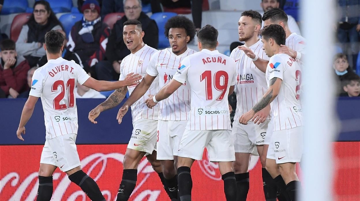 Los jugadores del Sevilla FC celebran el gol de Koundé que dio los tres puntos al conjunto sevillista ante el Levante