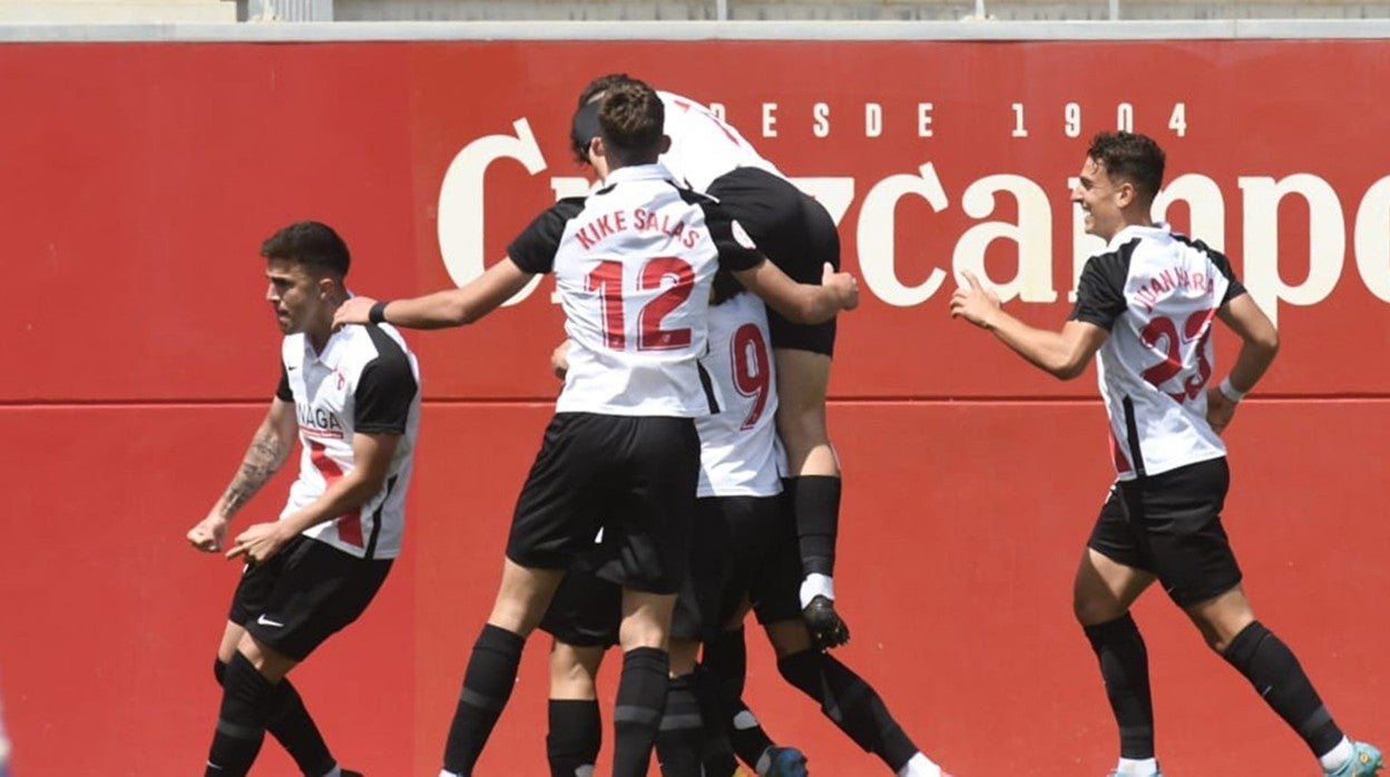 Celebración de los canteranos sevillistas en el gol de Luismi