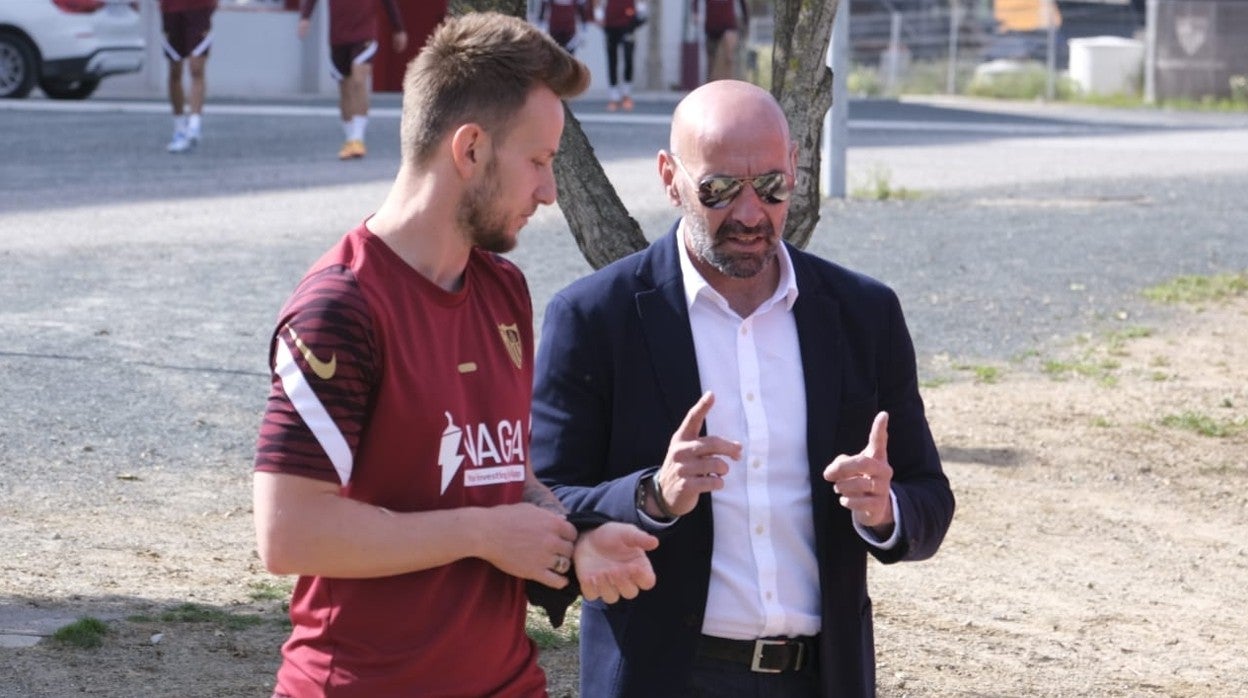 Rakitic dialoga con Monchi momentos antes del entrenamiento de este miércoles en la ciudad deportiva