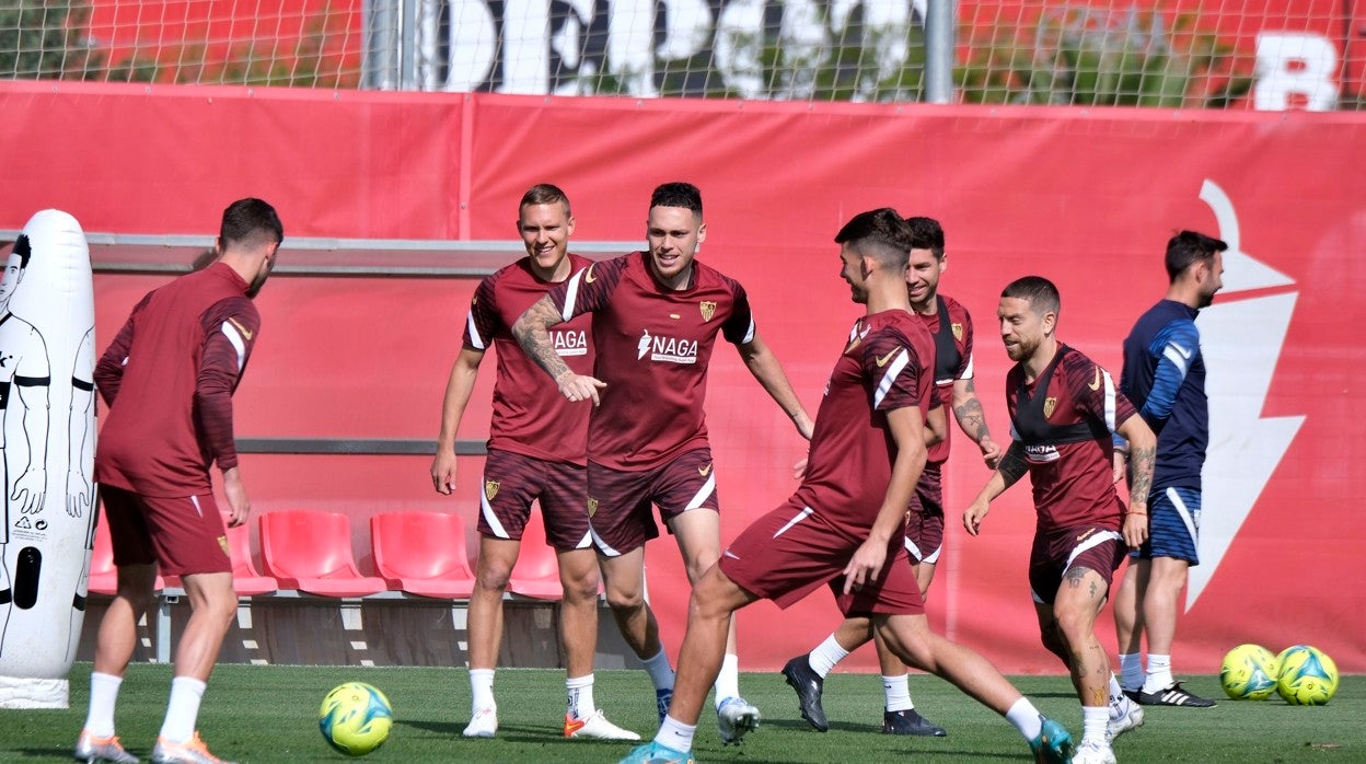 Varios jugadores del Sevilla durante un rondo en un entrenamiento