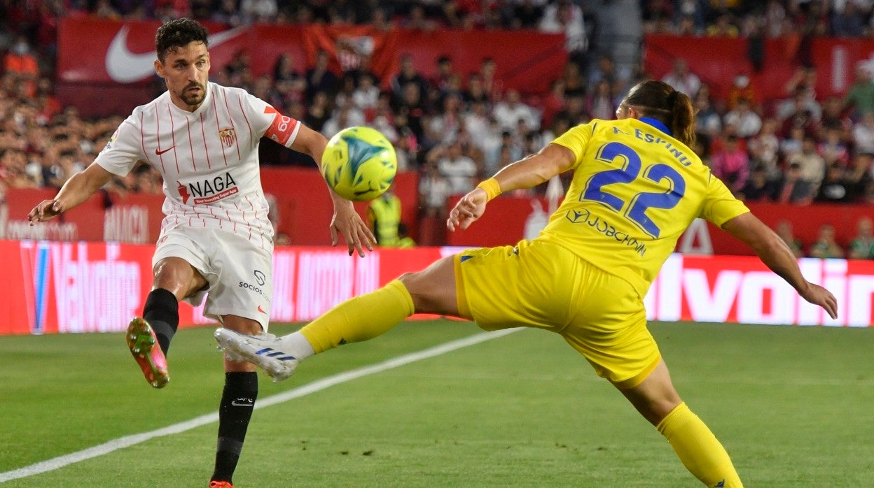 Jesús Navas busca el pase ante Luis Espino durante el Sevilla FC - Cádiz