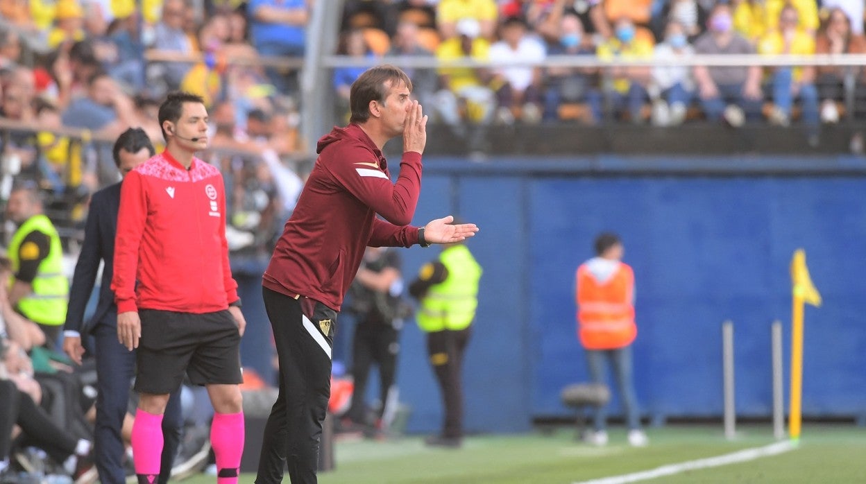 Julen Lopetegui da instrucciones a sus jugadores durante el Villarreal - Sevilla