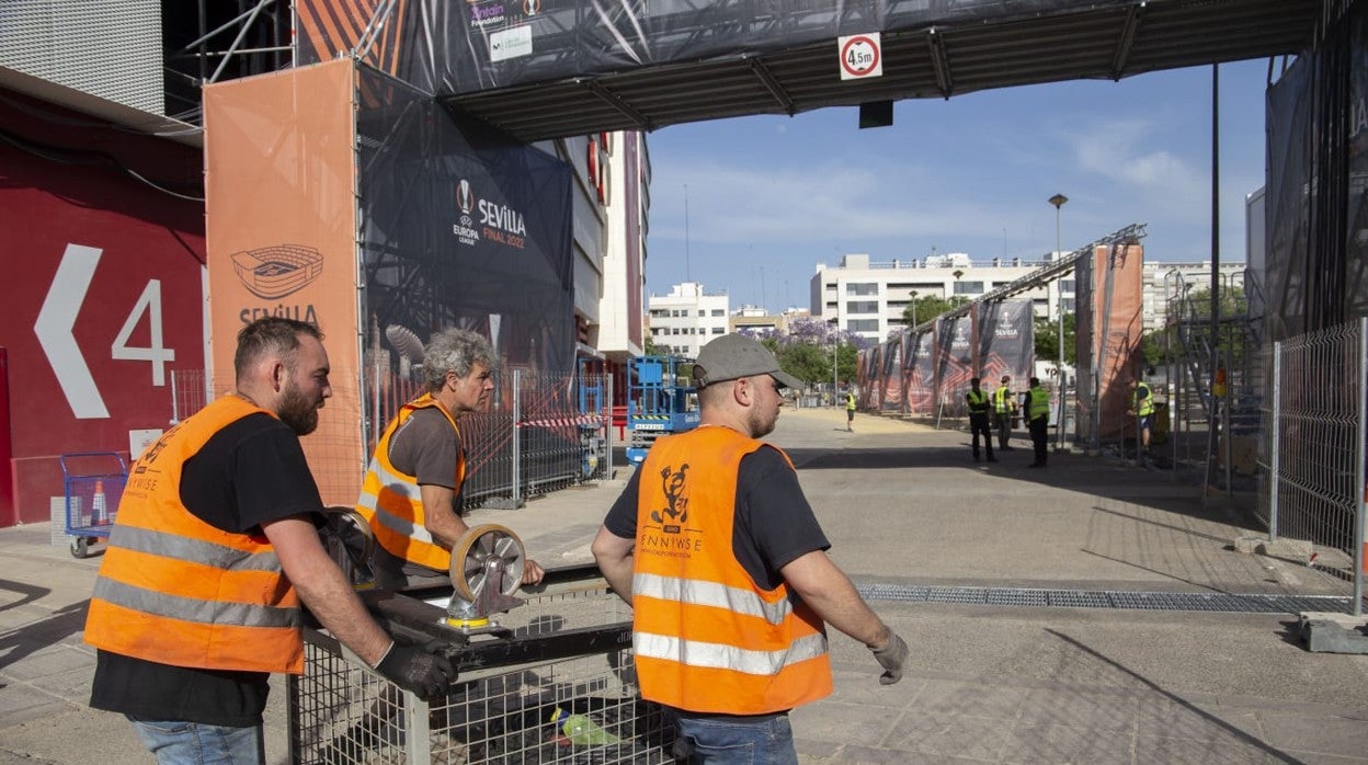 Operarios trabajando en la explanada de Gol Sur