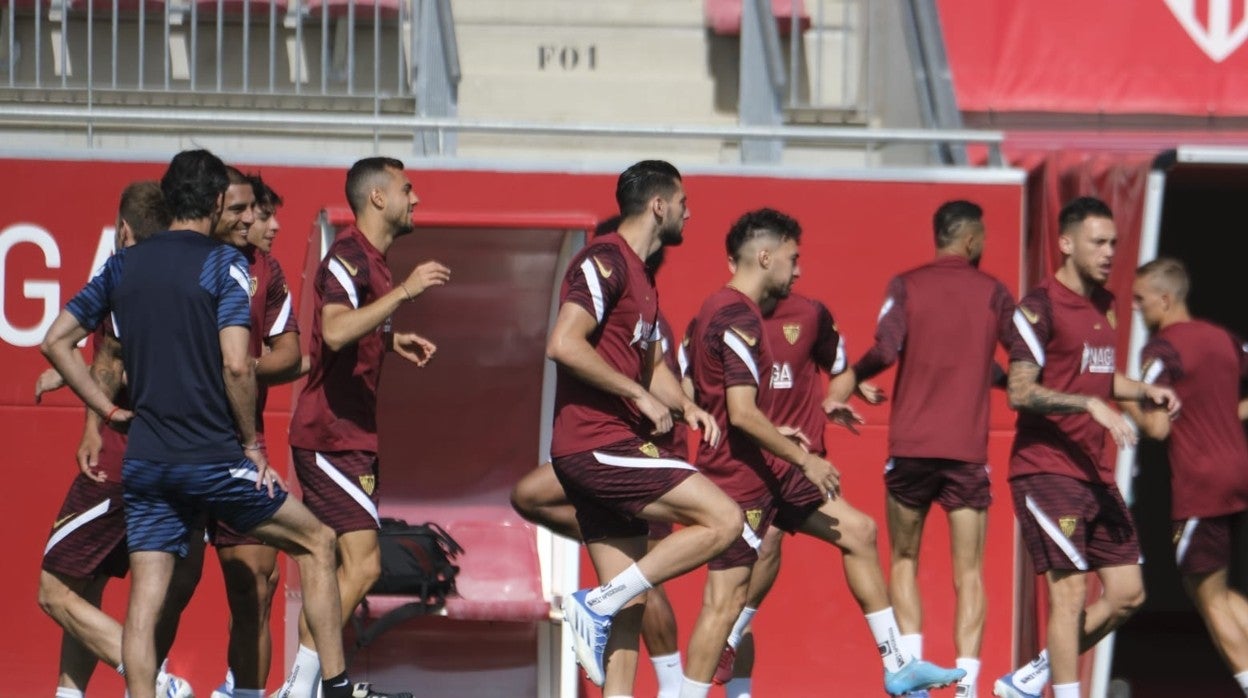 Los jugadores del Sevilla FC, en el entrenamiento de este viernes