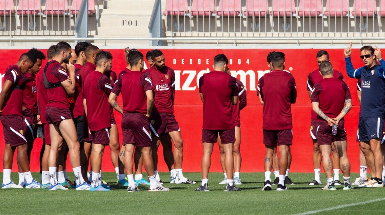 Los jugadores del Sevilla FC escuchan atentamente las indicaciones de Julen Lopetegui en un entrenamiento