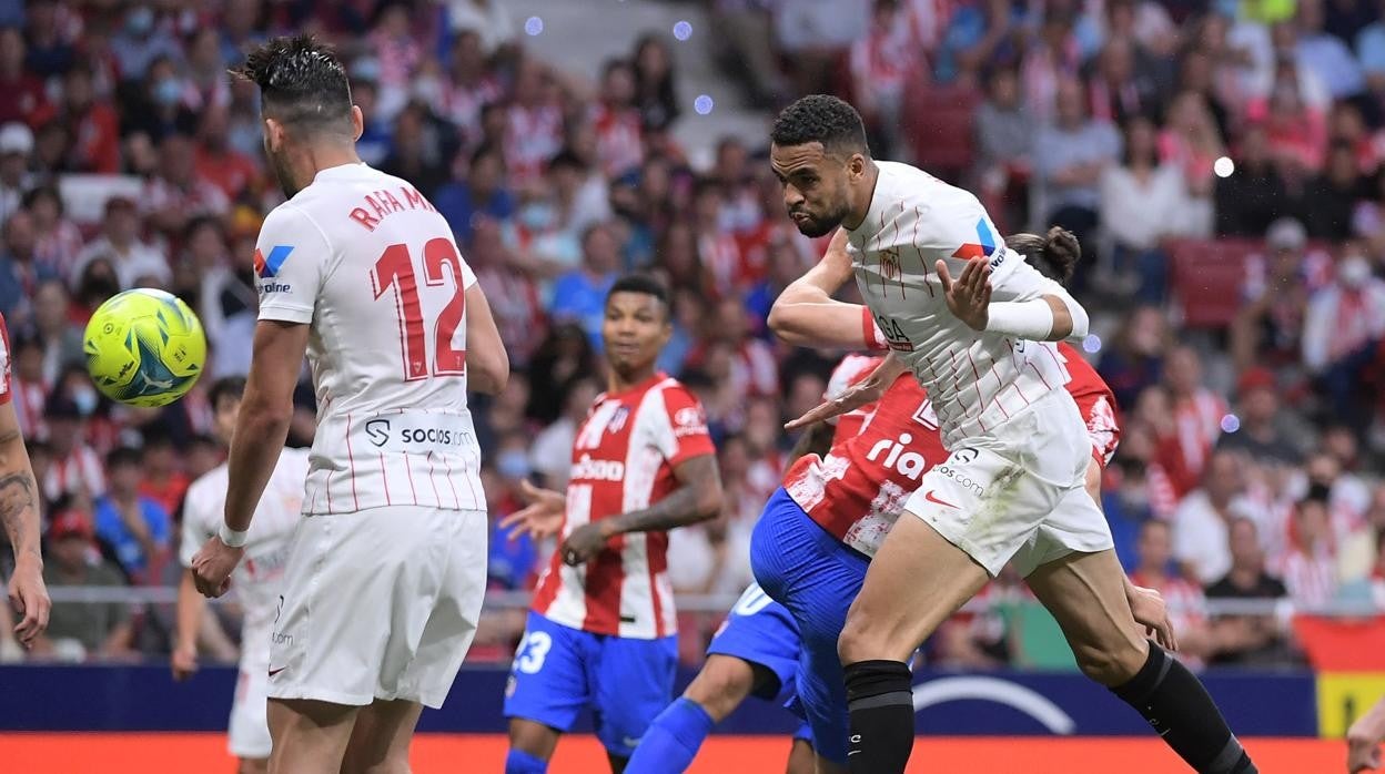 En-Nesyri remata de cabeza durante el Atlético - Sevilla