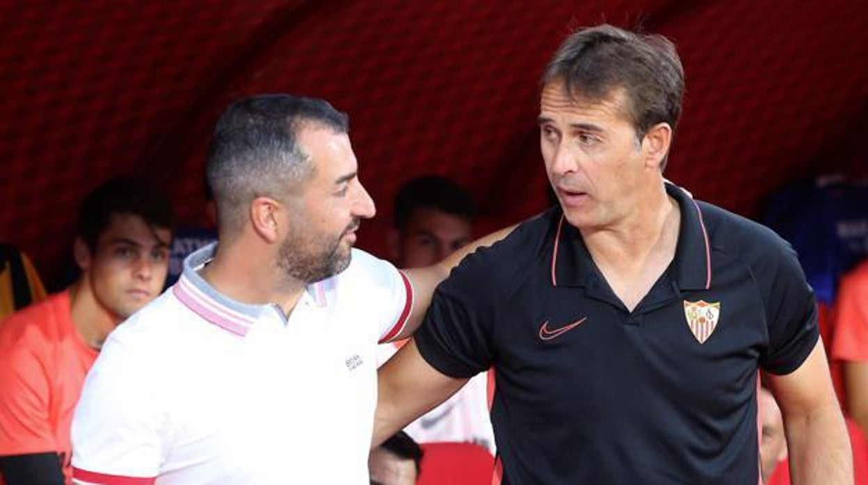 Diego Martínez y Julen Lopetegui se saludan antes del inicio de un encuentro entre el Sevilla y el Granada en una pretemporada