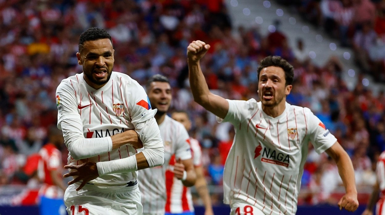 En-Nesyri y Delaney celebran el gol del empate ante el Atlético
