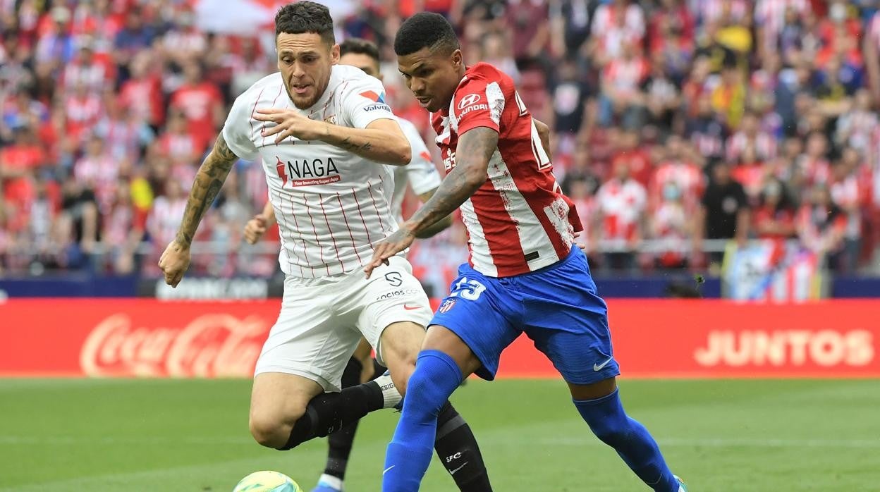 Ocampos Pugna con Reinildo en el Atlético - Sevilla