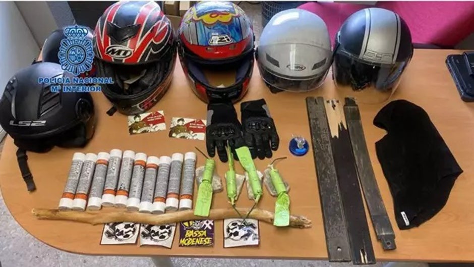 Incautan en Madrid palos, cascos y petardos con piedras acopladas a seguidores ultras del Sevilla FC