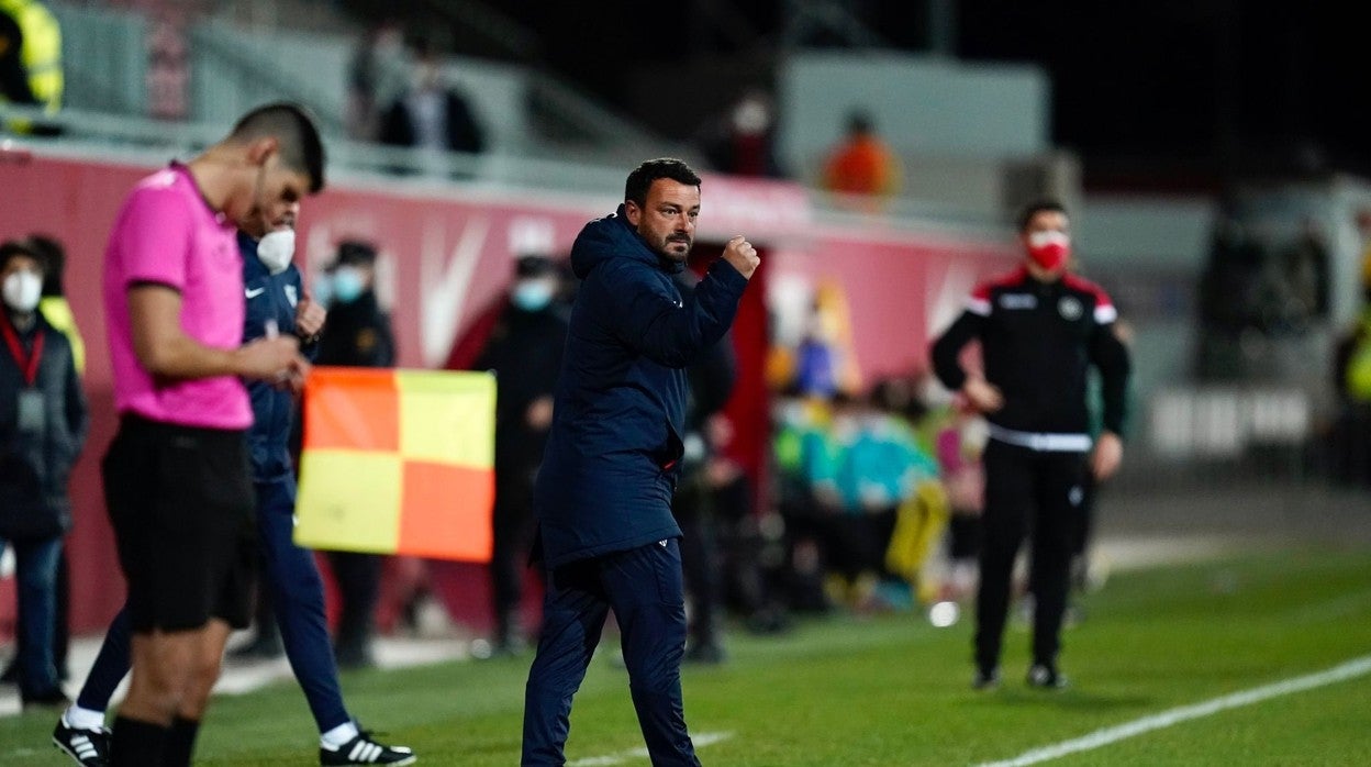 Puño en alto de Alejandro Acejo en un partido en el Jesús Navas