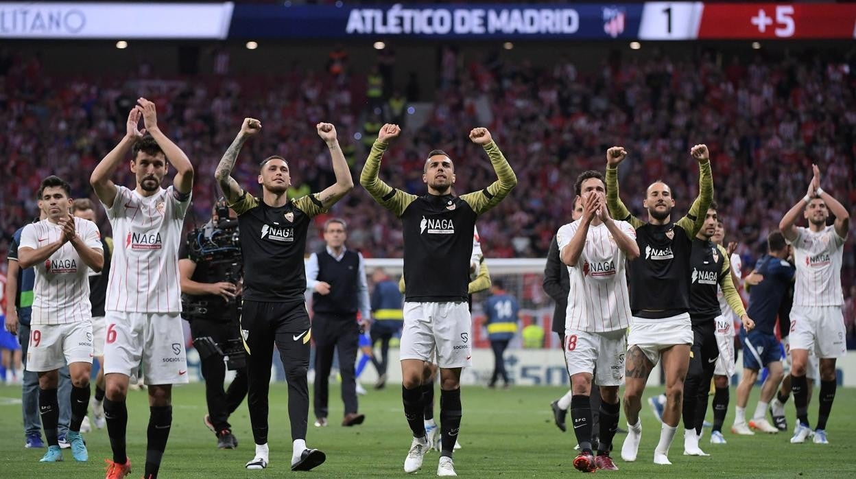 Los jugadores del Sevilla celebran con su afición el empate en el Wanda Metropolitano