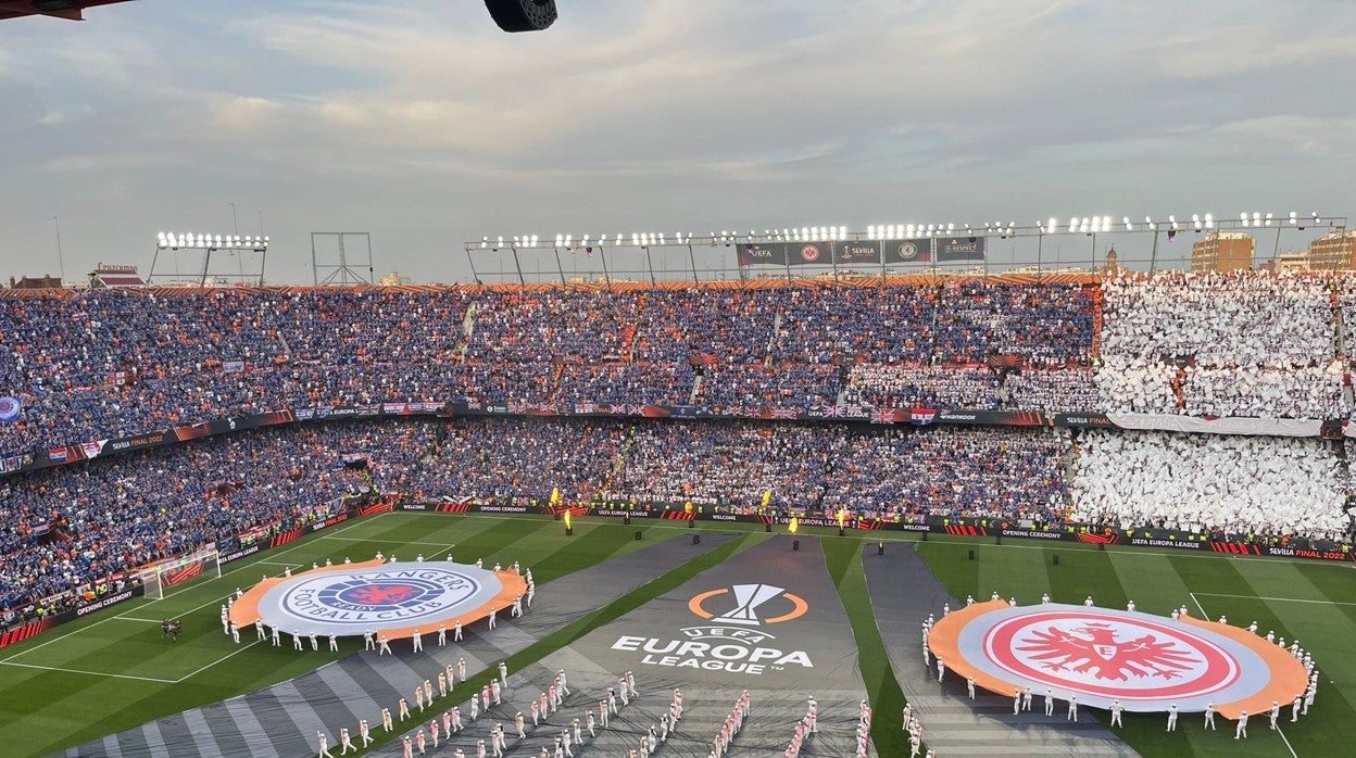 Imagen de la ceremonia de inauguración previa a la disputa de la final de la Europa League entre el Rangers y el Eintracht Frankfurt en el Sánchez-Pizjuán