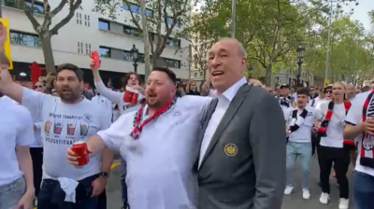 Peter Fischer junto a un aficionado del Eintracht