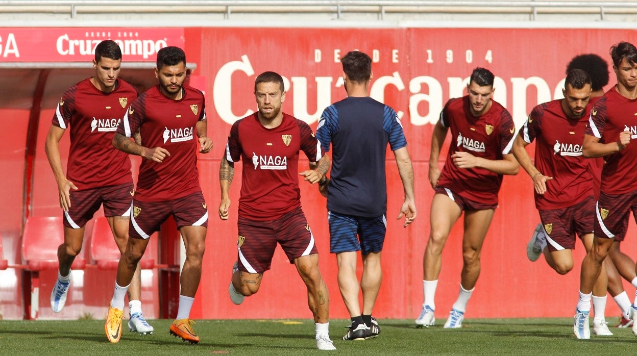 Los jugadores del Sevilla, en la ciudad deportiva