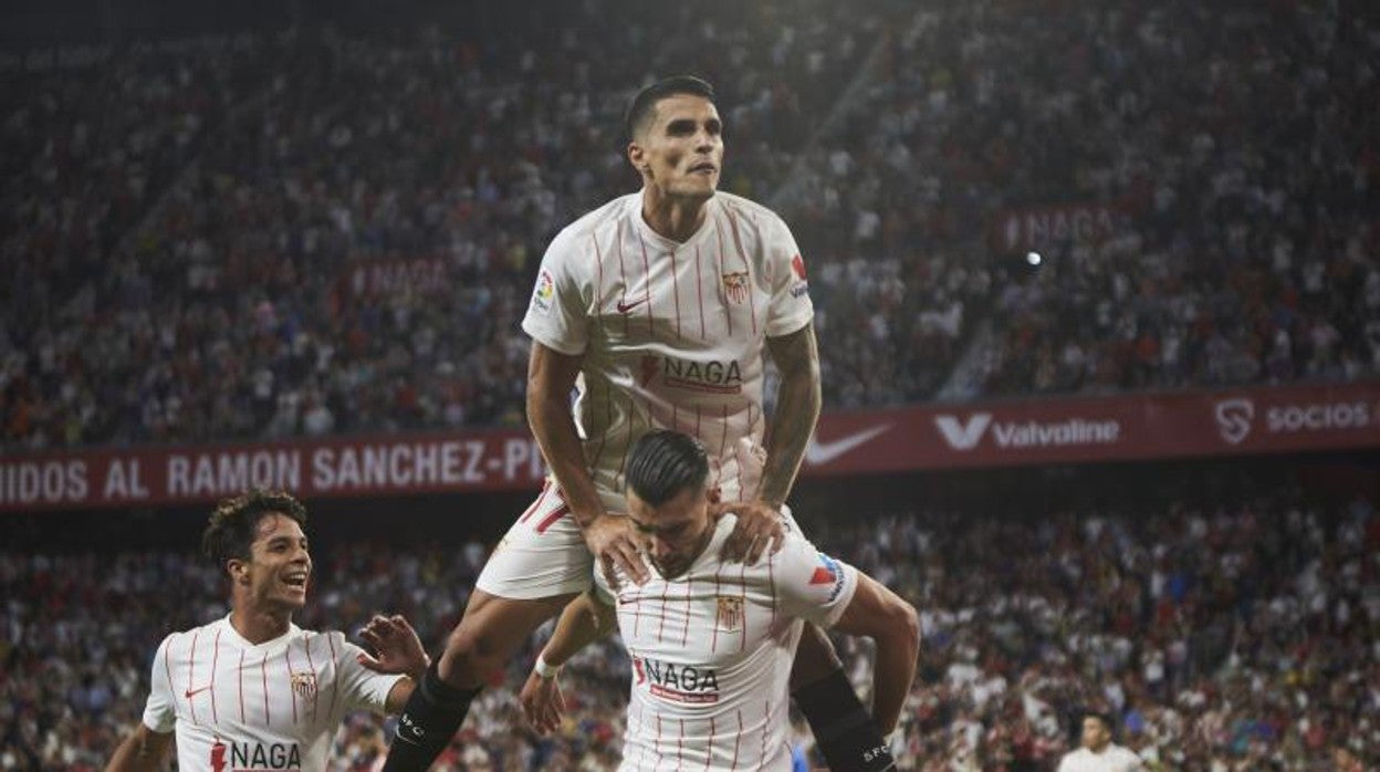 Los jugadores del Sevilla FC celebran el tanto de Raf Mir ante el Athletic Club