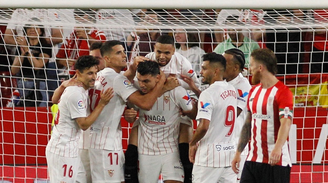 Los jugadores del Sevilla celebran el gol al Athletic