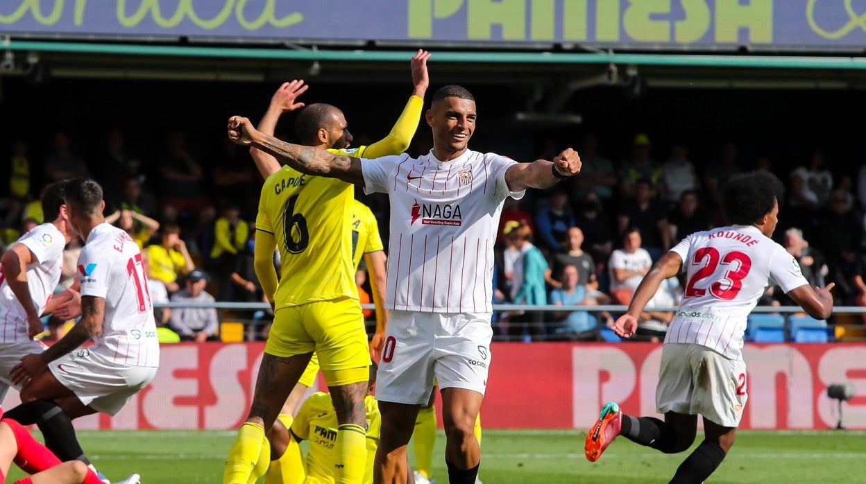 Diego Carlos, en priemr plano, celebra un gol del Sevilla en Villarreal con Koundé corriendo detrás suya