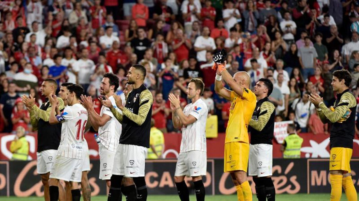 Los jugadores del Sevilla FC agradecen a la afición su apoyo durante toda la temporada en el último partido disputado en el Ramón Sánchez-Pizjuán