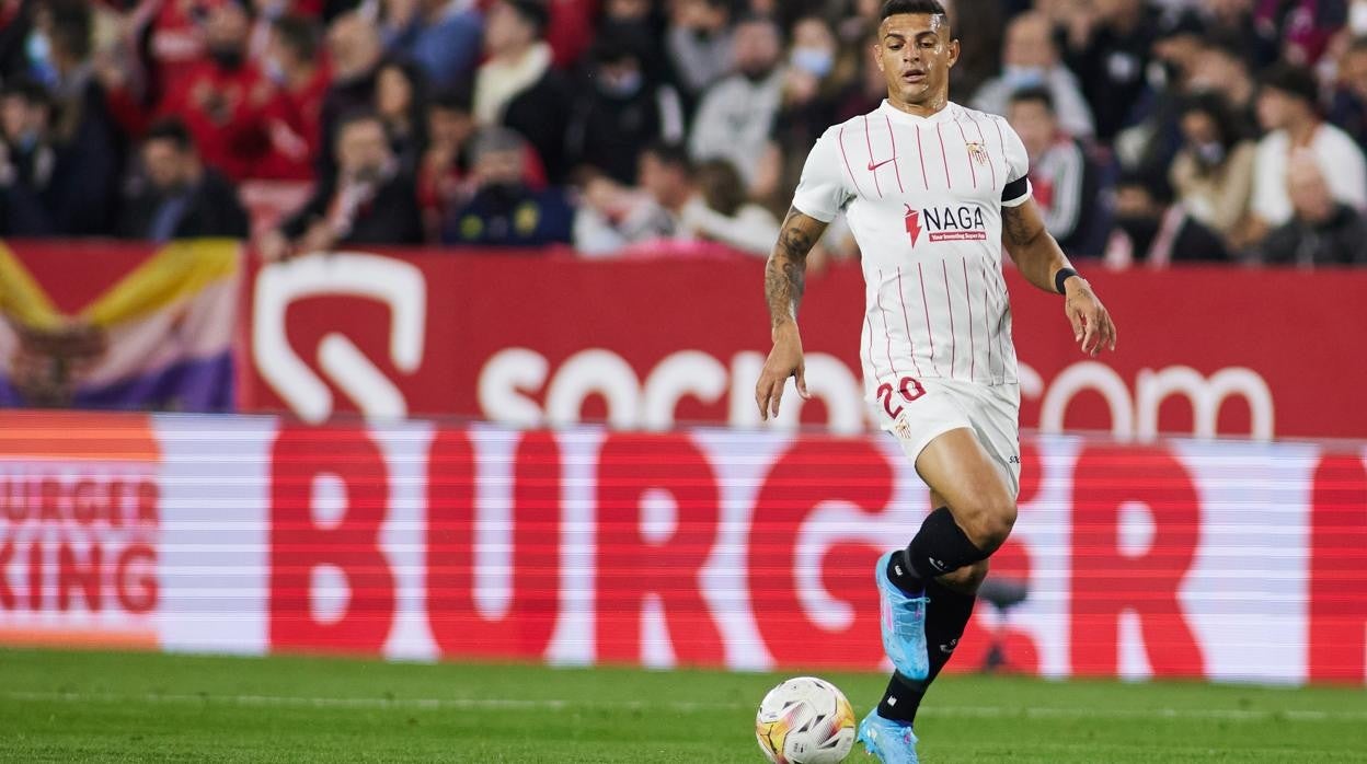 Diego CArlos controla un balón en un partido en el Sánchez-Pizjuán