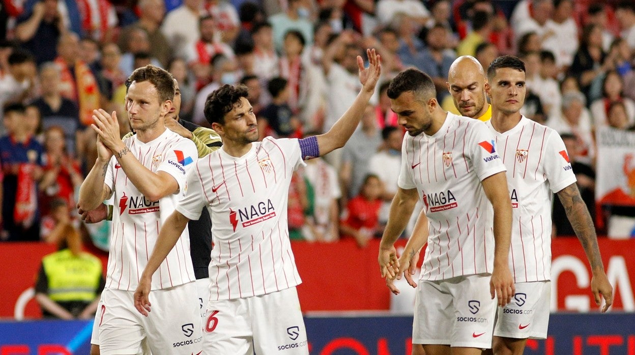 Los jugadores del Sevilla tras el último partido de la pasada temporada en el Sánchez-Pizjuán