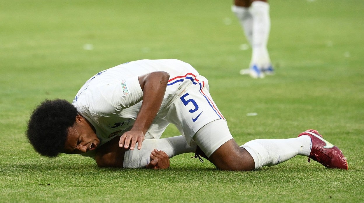 Koundé se duele en el terreno de juego durante el Francia - Croacia