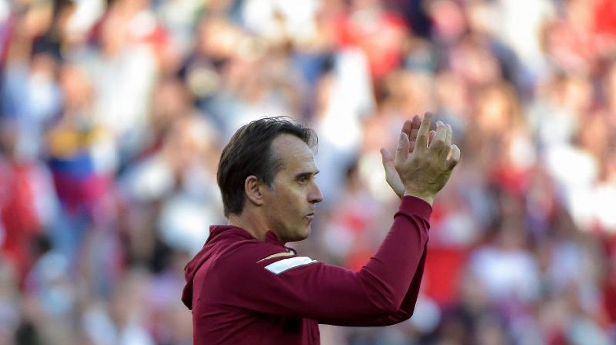 Julen Lopetegui aplaude a la grada