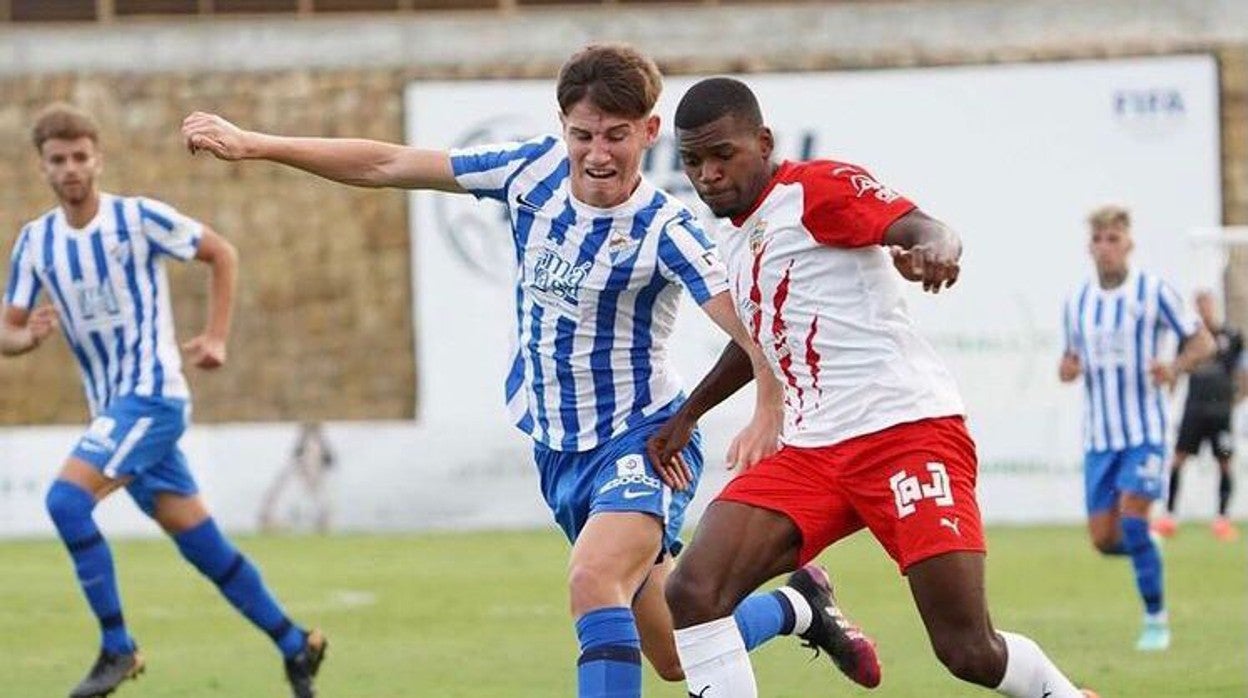 Oso pelea un balón en un partido con el primer equipo del Málaga frente al Almería