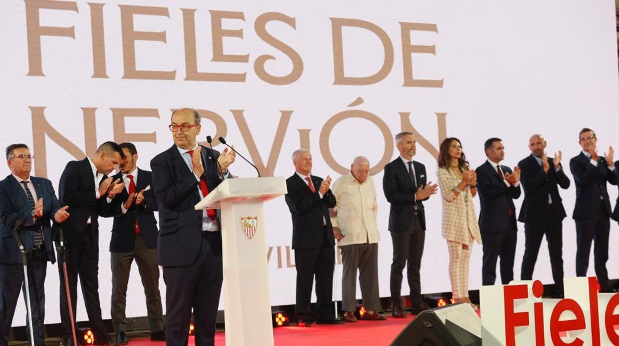 José Castro, presidente del Sevilla FC, durante su intervención en el acto de los Fieles de Nervión