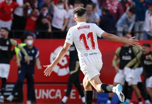 Munir celebrando el gol al eterno rival en El Gran Derbi