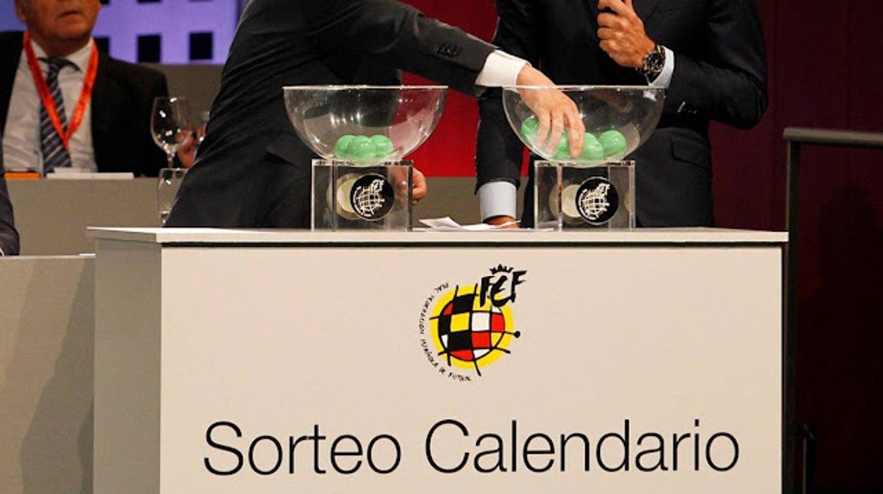 Imagen de un sorteo del calendario de LaLiga en la sede de la Federación