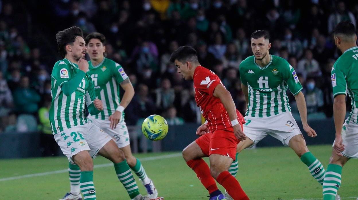 Acuña trata de llevarse el balón ante Rodri y Guido en el derbi de LaLiga 21-22 en el Villamarín