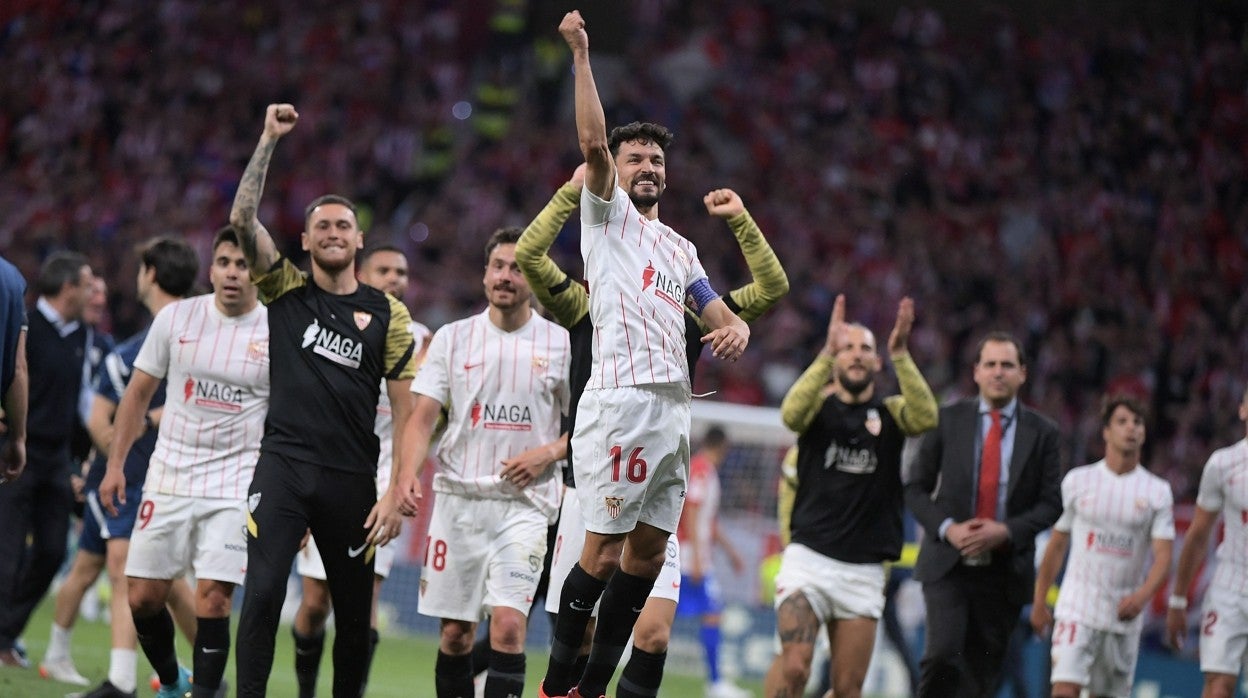 Los jugadores del Sevilla celebran la certificación del puesto para la Champions 2022-23