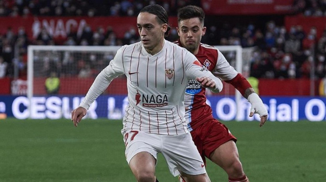 Luismi Cruz se marcha de su par en un partido con el primer equipo