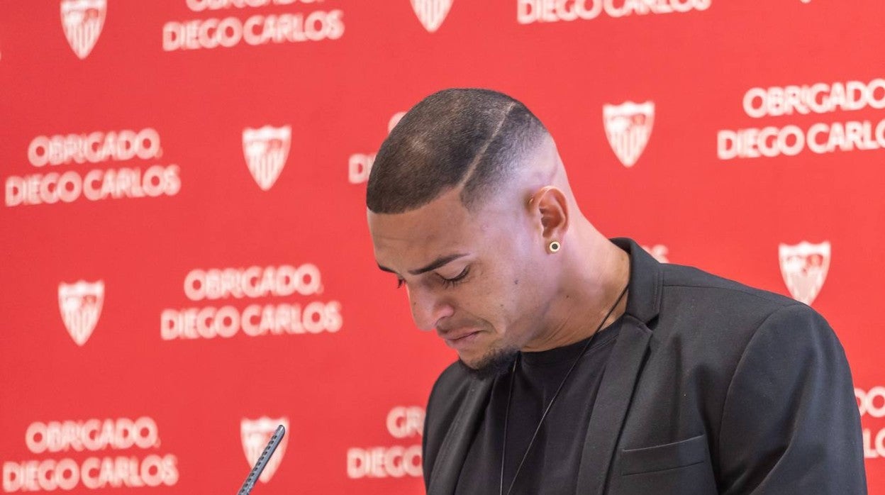 Diego Carlos llora en su despedida del Sevilla FC