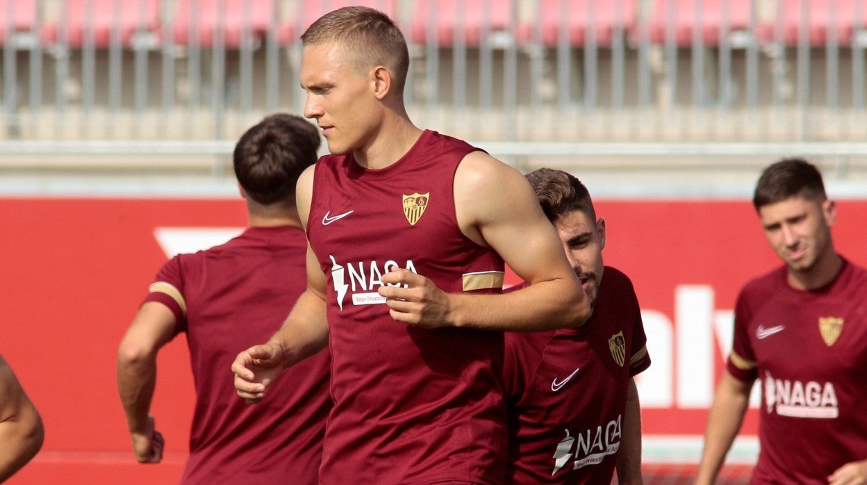 Augustinsson durante un entrenamiento del Sevilla FC la pasada campaña