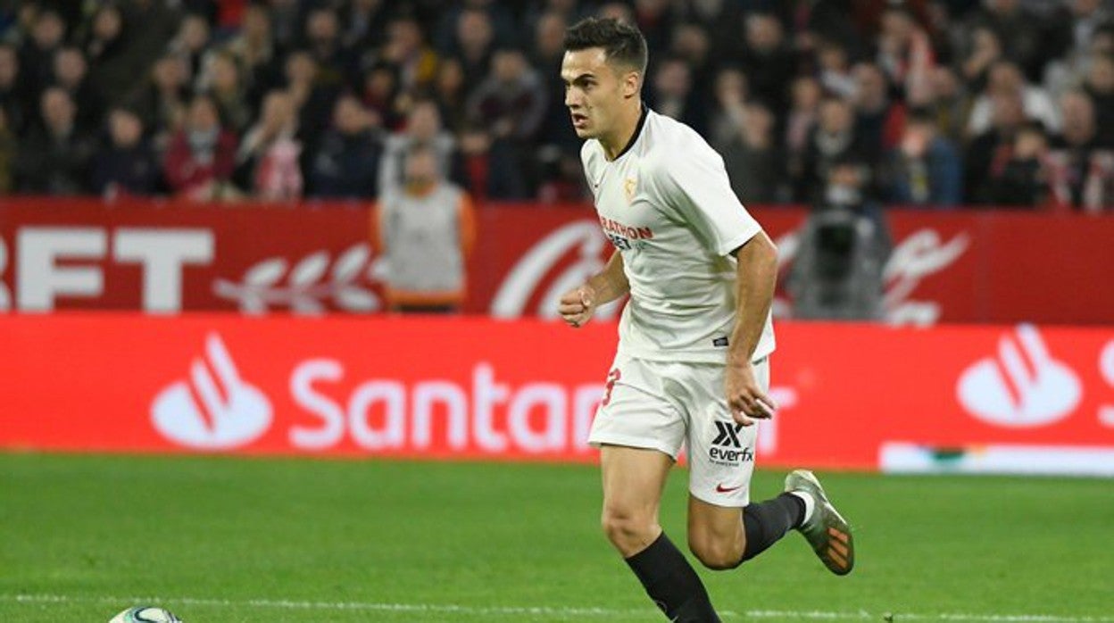 Sergio Reguilón durante una acción en su etapa en el Sevilla FC