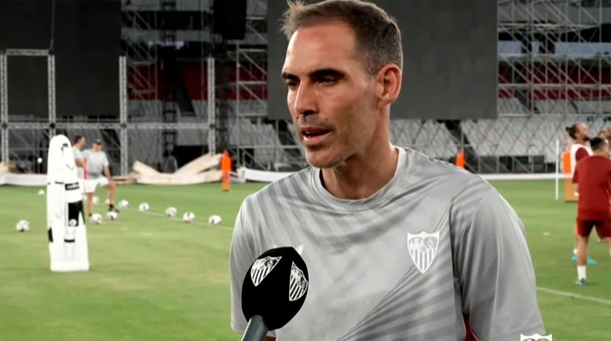 Fernando Navarro, en el entrenamiento del Sevilla FC