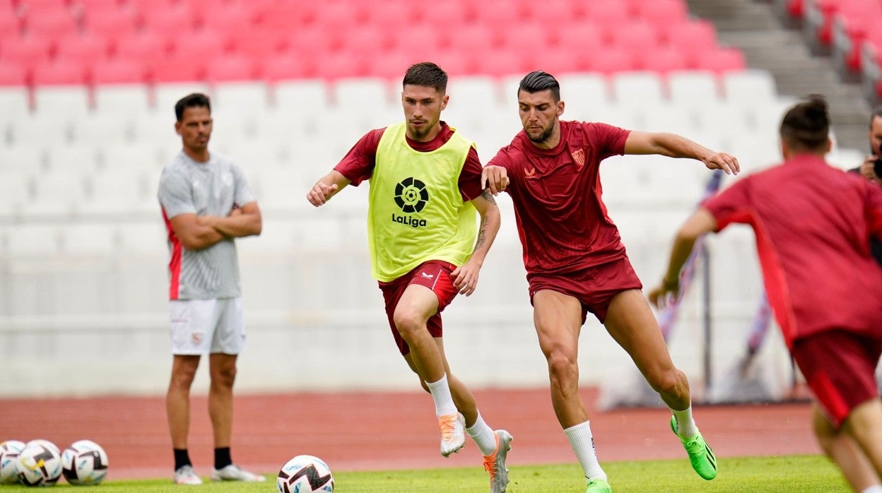 Entrenamiento de este martes del Sevilla FC en el Estadio Olímpico de Seúl