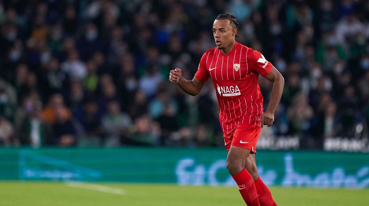 Jules Koundé durante el encuentro de la pasada campaña en el Benito Villamarín ante el eterno rival