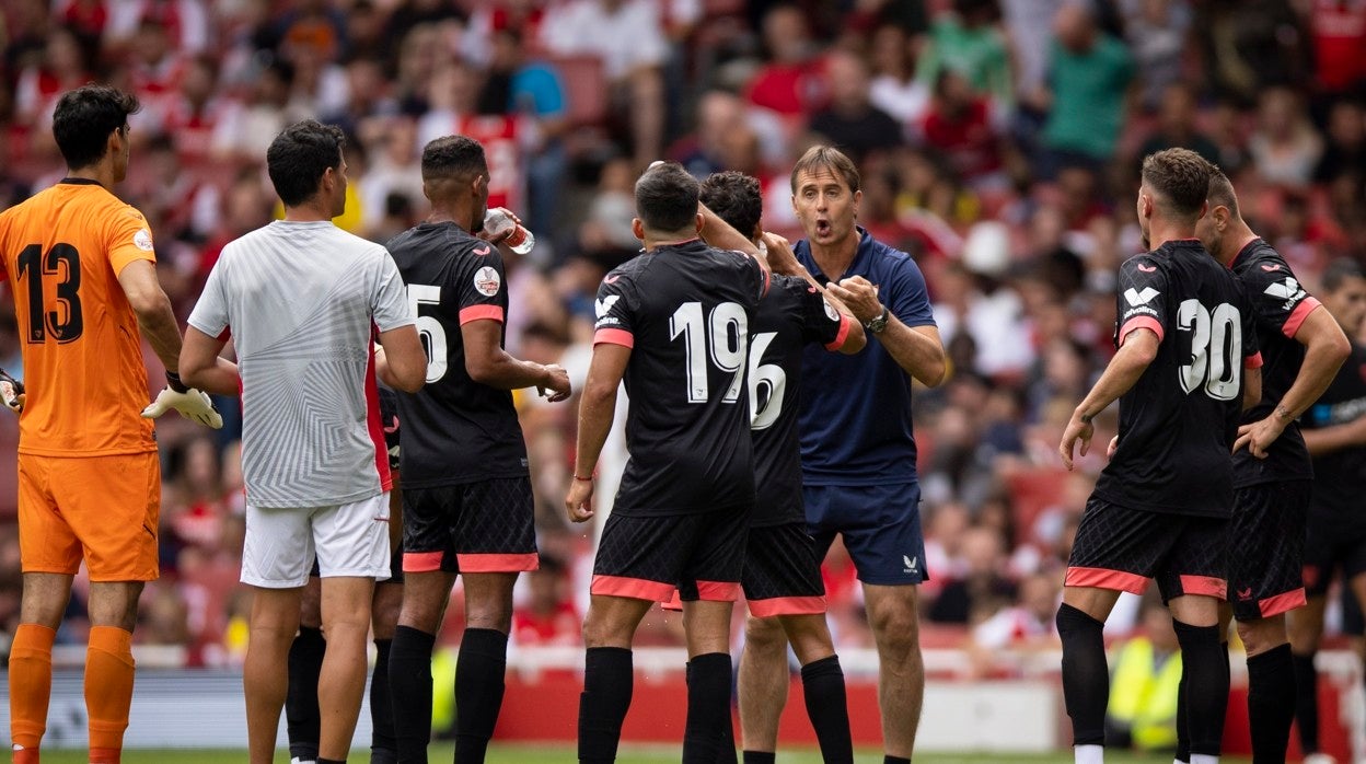 Lopetegui da indicaciones a sus jugadores durante el Arsenal - Sevilla