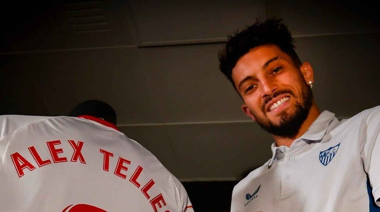 Alex Telles posa con la camiseta del Sevilla y su dorsal