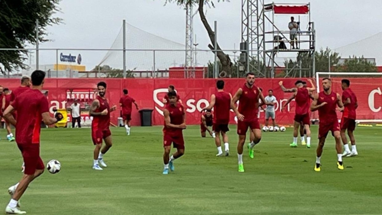 Ejercicios de activación este jueves en la ciudad deportiva sevillista