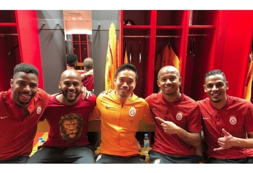 Marcao, Fernando Reges y Mariano Ferreira junto a Yuto Nagatomo y Ryan Donk en el vestuario del Galatasaray