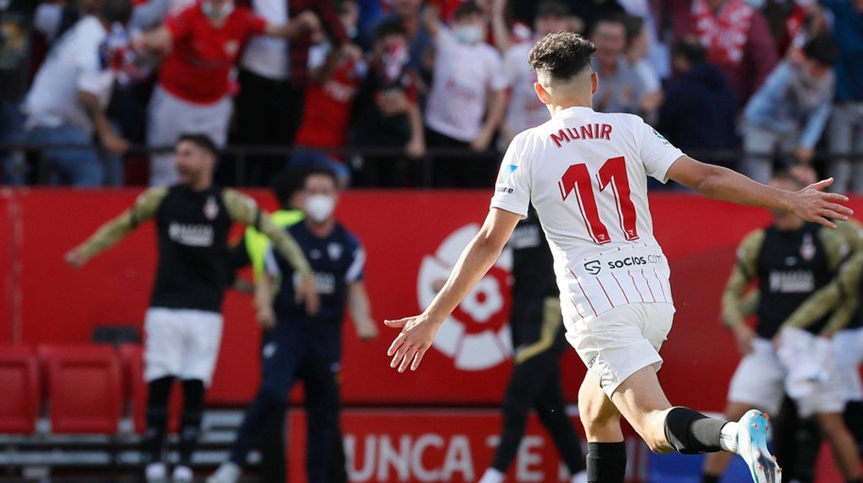 Munir celebra un gol en el derbi