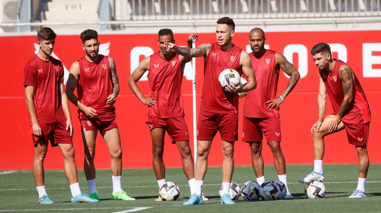 Ocampos da indicaciones a sus compañeros durante uno de los ejercicios