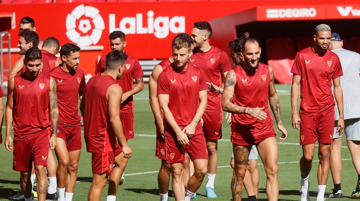 Los jugadores del Sevilla FC en el entrenamiento previo al debut en el Ramón Sánchez-Pizjuán